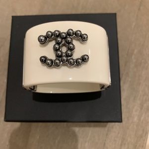 Chanel cuff in ivory  color with grey pearls (CC logo)